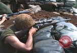 Standbild United States Marine Sniper duty Vietnam Krieg Khe Sanh Vietnam, 1968, aus Sekunde 23 historischem Filmmaterial Videoclip 65675065993