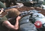 Standbild United States Marine Sniper duty Vietnam Krieg Khe Sanh Vietnam, 1968, aus Sekunde 24 historischem Filmmaterial Videoclip 65675065993