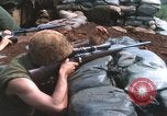Standbild United States Marine Sniper duty Vietnam Krieg Khe Sanh Vietnam, 1968, aus Sekunde 25 historischem Filmmaterial Videoclip 65675065993