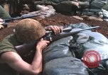 Standbild United States Marine Sniper duty Vietnam Krieg Khe Sanh Vietnam, 1968, aus Sekunde 26 historischem Filmmaterial Videoclip 65675065993