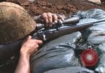 Standbild United States Marine Sniper duty Vietnam Krieg Khe Sanh Vietnam, 1968, aus Sekunde 28 historischem Filmmaterial Videoclip 65675065993
