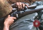 Standbild United States Marine Sniper duty Vietnam Krieg Khe Sanh Vietnam, 1968, aus Sekunde 29 historischem Filmmaterial Videoclip 65675065993