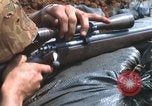 Standbild United States Marine Sniper duty Vietnam Krieg Khe Sanh Vietnam, 1968, aus Sekunde 31 historischem Filmmaterial Videoclip 65675065993