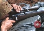 Standbild United States Marine Sniper duty Vietnam Krieg Khe Sanh Vietnam, 1968, aus Sekunde 33 historischem Filmmaterial Videoclip 65675065993