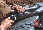Standbild United States Marine Sniper duty Vietnam Krieg Khe Sanh Vietnam, 1968, aus Sekunde 34 historischem Filmmaterial Videoclip 65675065993