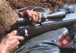 Standbild United States Marine Sniper duty Vietnam Krieg Khe Sanh Vietnam, 1968, aus Sekunde 35 historischem Filmmaterial Videoclip 65675065993