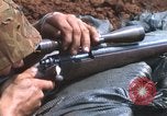 Standbild United States Marine Sniper duty Vietnam Krieg Khe Sanh Vietnam, 1968, aus Sekunde 36 historischem Filmmaterial Videoclip 65675065993