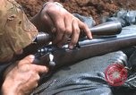 Standbild United States Marine Sniper duty Vietnam Krieg Khe Sanh Vietnam, 1968, aus Sekunde 38 historischem Filmmaterial Videoclip 65675065993