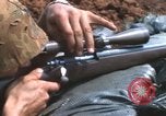 Standbild United States Marine Sniper duty Vietnam Krieg Khe Sanh Vietnam, 1968, aus Sekunde 40 historischem Filmmaterial Videoclip 65675065993