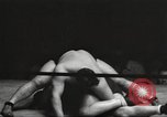 Standbild contortionists New York United States USA, 1933, aus Sekunde 23 historischem Filmmaterial Videoclip 65675066035