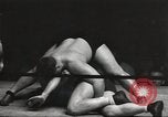 Standbild contortionists New York United States USA, 1933, aus Sekunde 27 historischem Filmmaterial Videoclip 65675066035