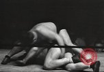 Standbild contortionists New York United States USA, 1933, aus Sekunde 29 historischem Filmmaterial Videoclip 65675066035