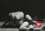 Standbild contortionists New York United States USA, 1933, aus Sekunde 30 historischem Filmmaterial Videoclip 65675066035
