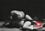 Standbild contortionists New York United States USA, 1933, aus Sekunde 31 historischem Filmmaterial Videoclip 65675066035