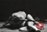 Standbild contortionists New York United States USA, 1933, aus Sekunde 32 historischem Filmmaterial Videoclip 65675066035