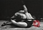 Standbild contortionists New York United States USA, 1933, aus Sekunde 33 historischem Filmmaterial Videoclip 65675066035