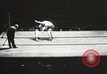 Standbild contortionists New York United States USA, 1933, aus Sekunde 42 historischem Filmmaterial Videoclip 65675066035