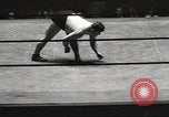 Standbild contortionists New York United States USA, 1933, aus Sekunde 56 historischem Filmmaterial Videoclip 65675066035