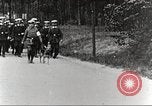 Immagine di Croce Rossa tedesca personale Germania, 1916, secondo 4 filmato di repertorio 65675066053