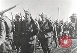 Image l'infanterie allemande de passer à l'avant Allemagne, 1916, de la seconde 3 séquences d'archives historiques vidéo 65675066054