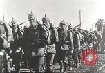 Image l'infanterie allemande de passer à l'avant Allemagne, 1916, de la seconde 4 séquences d'archives historiques vidéo 65675066054