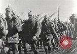 Image l'infanterie allemande de passer à l'avant Allemagne, 1916, de la seconde 5 séquences d'archives historiques vidéo 65675066054
