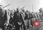 Image l'infanterie allemande de passer à l'avant Allemagne, 1916, de la seconde 6 séquences d'archives historiques vidéo 65675066054