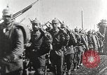 Image l'infanterie allemande de passer à l'avant Allemagne, 1916, de la seconde 7 séquences d'archives historiques vidéo 65675066054