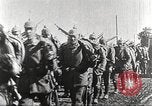 Image l'infanterie allemande de passer à l'avant Allemagne, 1916, de la seconde 8 séquences d'archives historiques vidéo 65675066054