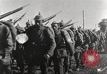 Image l'infanterie allemande de passer à l'avant Allemagne, 1916, de la seconde 11 séquences d'archives historiques vidéo 65675066054