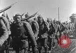 Image l'infanterie allemande de passer à l'avant Allemagne, 1916, de la seconde 12 séquences d'archives historiques vidéo 65675066054
