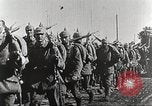 Image l'infanterie allemande de passer à l'avant Allemagne, 1916, de la seconde 14 séquences d'archives historiques vidéo 65675066054