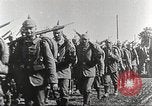 Image l'infanterie allemande de passer à l'avant Allemagne, 1916, de la seconde 15 séquences d'archives historiques vidéo 65675066054