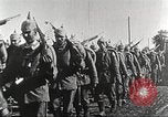 Image l'infanterie allemande de passer à l'avant Allemagne, 1916, de la seconde 16 séquences d'archives historiques vidéo 65675066054