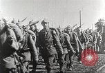 Image l'infanterie allemande de passer à l'avant Allemagne, 1916, de la seconde 17 séquences d'archives historiques vidéo 65675066054