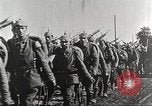 Image l'infanterie allemande de passer à l'avant Allemagne, 1916, de la seconde 18 séquences d'archives historiques vidéo 65675066054