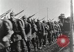 Image l'infanterie allemande de passer à l'avant Allemagne, 1916, de la seconde 19 séquences d'archives historiques vidéo 65675066054