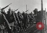 Image l'infanterie allemande de passer à l'avant Allemagne, 1916, de la seconde 20 séquences d'archives historiques vidéo 65675066054