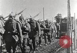 Image l'infanterie allemande de passer à l'avant Allemagne, 1916, de la seconde 21 séquences d'archives historiques vidéo 65675066054