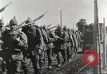 Image l'infanterie allemande de passer à l'avant Allemagne, 1916, de la seconde 22 séquences d'archives historiques vidéo 65675066054
