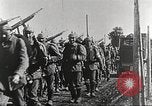 Image l'infanterie allemande de passer à l'avant Allemagne, 1916, de la seconde 23 séquences d'archives historiques vidéo 65675066054