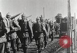 Image l'infanterie allemande de passer à l'avant Allemagne, 1916, de la seconde 24 séquences d'archives historiques vidéo 65675066054