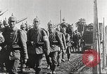 Image l'infanterie allemande de passer à l'avant Allemagne, 1916, de la seconde 25 séquences d'archives historiques vidéo 65675066054