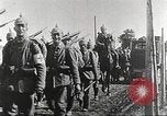 Image l'infanterie allemande de passer à l'avant Allemagne, 1916, de la seconde 26 séquences d'archives historiques vidéo 65675066054