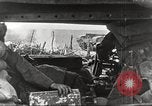 Image scène de film d'après-guerre à propos de l'utilisation de réservoir en Première Guerre Mondiale l'Angleterre, 1916, de la seconde 8 séquences d'archives historiques vidéo 65675066065