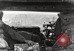 Image scène de film d'après-guerre à propos de l'utilisation de réservoir en Première Guerre Mondiale l'Angleterre, 1916, de la seconde 15 séquences d'archives historiques vidéo 65675066065