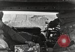 Image scène de film d'après-guerre à propos de l'utilisation de réservoir en Première Guerre Mondiale l'Angleterre, 1916, de la seconde 17 séquences d'archives historiques vidéo 65675066065