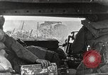 Image scène de film d'après-guerre à propos de l'utilisation de réservoir en Première Guerre Mondiale l'Angleterre, 1916, de la seconde 19 séquences d'archives historiques vidéo 65675066065