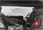 Image scène de film d'après-guerre à propos de l'utilisation de réservoir en Première Guerre Mondiale l'Angleterre, 1916, de la seconde 22 séquences d'archives historiques vidéo 65675066065