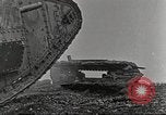 Image scène de film d'après-guerre à propos de l'utilisation de réservoir en Première Guerre Mondiale l'Angleterre, 1916, de la seconde 24 séquences d'archives historiques vidéo 65675066065